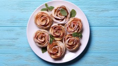 Πώς να φτιάξετε μηλοπιτάκια σε σχήμα τριαντάφυλλου