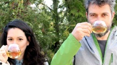 Η Αγγελική και ο Κώστας άφησαν τα επαγγέλματά τους και ασχολούνται με τη βιολογική καλλιέργεια αρωματικών βοτάνων