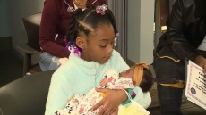 ΗΠΑ: Κορίτσι 10 ετών βοήθησε τη μητέρα της να γεννήσει στο σπίτι