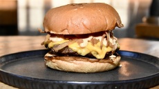 Juicy Grill: Το μπεργκεράδικο που έκανε τον Χολαργό προορισμό