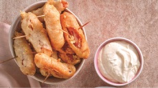 Αλμυροί λουκουμάδες με σαλάμι και μετσοβόνε