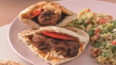 Το σουβλάκι αλλιώς: Τηγανητά σουτζουκάκια σε κυπριακή πίτα