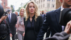 Μητέρα για δεύτερη φορά έγινε η Ελίζαμπεθ Χολμς – Ζητά να καθυστερήσει η φυλάκιση