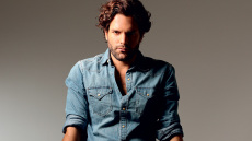 Νικόλας Μπράβος: Πιασ’ τον αν μπορείς