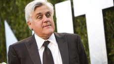 Jay Leno: Πήρε εξιτήριο από το νοσοκομείο - Η πρώτη φωτογραφία μετά το ατύχημα στο γκαράζ του