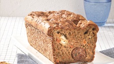 Αλμυρό κέικ καρότου με χωριάτικο λουκάνικο, φέτα και μπαχαρικά