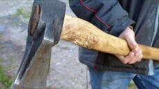 Αγρίνιο: Χτύπησε 45χρονο στην πλάτη με τσεκούρι - Μεταφέρθηκε αιμόφυρτος στο νοσοκομείο