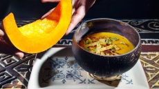 Φθινοπωρινή σούπα βελουτέ από γλυκολοκύθα με τσιπς από τορτίγια καλαμποκιού