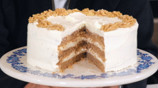 Τούρτα καρυδόπιτα από τον Στέλιο Παρλιάρο (ΒΙΝΤΕΟ)