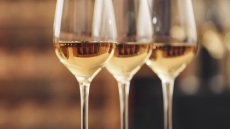 Πώς επηρέασε το Sauvignon Blanc στο προφίλ των λευκών ελληνικών κρασιών; 