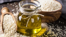 10 σούπερ θρεπτικά προϊόντα με σουσάμι: παστέλι με μαυροσούσαμο, ταχίνι με αλατισμένη καραμέλα, ακόμα και σησαμέλαιο με μαύρη τρούφα