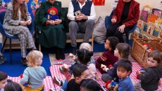 Βρετανία: Η Καμίλα δώρισε σε παιδικό σταθμό του Λονδίνου αρκουδάκια Πάντινγκτον, αφιερωμένα στη μνήμη της Ελισάβετ