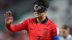 Μουντιάλ 2022: Κορεάτες στην εξέδρα φόρεσαν μάσκες για συμπαράσταση στον Σον 