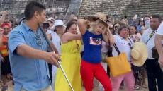 Αυτή είναι η «κυρία Τσιτσέν Ιτζά» που χόρευε πάνω σε πυραμίδα των Μάγια ενώ από κάτω τη... γιούχαραν