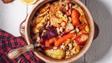 Χειμωνιάτικα λαχανικά στη γάστρα με κύμινο και πορτοκάλι