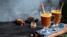 3 απολαυστικά ζεστά ροφήματα με αλκοόλ για τον χειμώνα