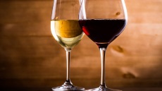 Wine pairing: Με ποια κρασιά ταιριάζει η φοκάτσια με κάστανα, μπέικον και κρεμμύδια;