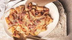 Η συνταγή της ημέρας: Παπαρδέλες με ντομάτα, σκόρδο, τσίλι, μαϊντανό και ψίχουλα από ντάκο. Το μενού της εβδομάδας (28/11 έως 4/12)