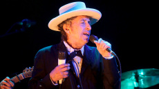 Μπομπ Ντίλαν: «Τα ρίχνει» στους... ιλίγγους του για τις ψεύτικες ιδιόχειρες υπογραφές σε βιβλίο του