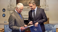 O Μητσοτάκης στο Λονδίνο: Tea time με τον Κάρολο και Roadshow στο City