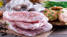 Ο πιο εύκολος και γρήγορος τρόπος να ξεπαγώσετε κρέας και κιμά