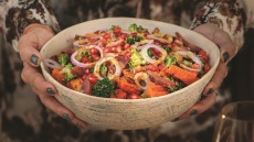 Σαλάτα με γλυκοπατάτες, ρόδι, ψητό μπρόκολο και νούμπουλο