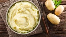 Πώς να φτιάξετε πουρέ πατάτας χωρίς να ξεφλουδίσετε τις πατάτες