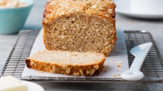 Όχι μόνο Porridge – 6 διαφορετικοί τρόποι να αξιοποιήσετε τη βρώμη σε γλυκές και αλμυρές συνταγές