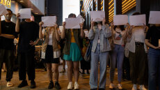 Κίνα - Εξισώσεις, λάμα και λευκά χαρτιά: Τι σημαίνουν τα τρία σύμβολα της κοινωνικής εξέγερσης