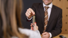 Ξενοδοχοϋπάλληλοι: Από 835 έως 911 ευρώ οι νέοι μισθοί – Τι προβλέπει η σύμβαση για το ωράριο