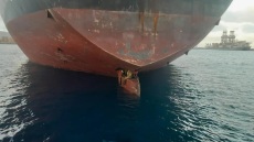 Απίστευτη εικόνα: Μετανάστες σκαρφάλωσαν παράνομα σε πηδάλιο τάνκερ και έμειναν για 11 ημέρες!