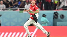 Μουντιάλ 2022, Τυνησία - Γαλλία: Οπαδός μπήκε στον αγωνιστικό χώρο με σημαία της Παλαιστίνης - Δείτε βίντεο 