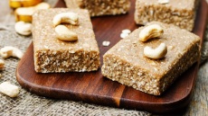 Πώς να φτιάξετε εύκολες μπάρες για πρωινό με μόλις 4 υλικά