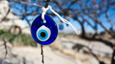 Οι 4 στους 10 στην Ελλάδα πιστεύουν στη μαγεία και το μάτι - Τι ισχύει παγκοσμίως, δείτε χάρτη