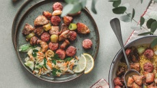 Πρασοτηγανιά με χοιρινό και λουκάνικο