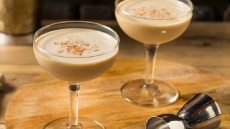 5 κλασικά κοκτέιλ με brandy για να φτιάξετε στους καλεσμένους σας