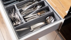 Το εύκολο κόλπο να οργανώσετε τα μαχαιροπίρουνά σας