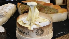 Δοκιμάσαμε δυσεύρετα τυριά και αλλαντικά και φτιάξαμε γιορτινό πλατό στο Provence, τον ειδικό στο τυρί