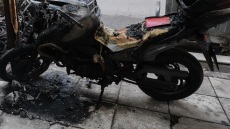 Κυψέλη: Εμπρησμός σε τρεις μοτοσικλέτες - Ζημιές σε πολυκατοικία