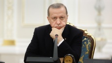 «Η Ελλάδα δεν προκαλεί και δεν απειλεί κανέναν» απαντά η Αθήνα στις εμπρηστικές δηλώσεις Ερντογάν