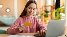 Ευρωπαϊκή Κάρτα Νέων: Πάνω από 10.000 αιτήσεις - Ποιοι δικαιούνται εκπτώσεις και προσφορές για ένα έτος