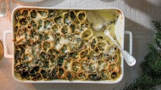 Κανελόνια γεμιστά με σπανάκι, μανιτάρια και αρσενικό Νάξου