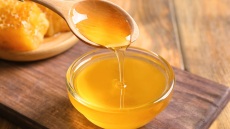 Το απλό tip για να μην κολλάει το μέλι στο κουτάλι