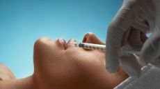 «Πόλεμος» για τα μπότοξ»: «Νυχάδικα» και κομμωτήρια κάνουν ενέσιμες θεραπείες σε πελάτες