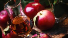 Χριστουγεννιάτικο λικέρ με μήλο και κανέλα