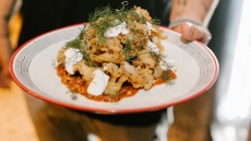 Τηγανητός γαύρος σαν τσιτσαρόν: ο τέλειος ψαρομεζές