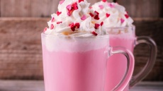 Ροζ σοκολάτα: Πώς να φτιάξετε το ρόφημα που δίνει χρώμα στο πρωινό σας