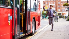 Μακροζωία: Πόσο κερδισμένοι είναι όσοι τρέχουν να προλάβουν το λεωφορείο