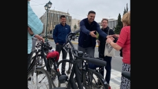 City break προορισμός η Αθήνα - Ολλανδοί τουρίστες απολαμβάνουν «χριστουγεννιάτικη» ποδηλατάδα