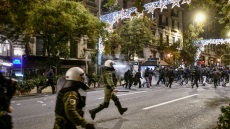 Επεισόδια στην πορεία στο κέντρο της Αθήνας για τον θάνατο του 16χρονου Ρομά - Έσπασαν μηχανήματα στο Μετρό